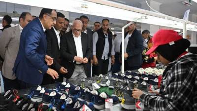 مدبولي يتفقد مصنع "فيله" للصناعات الغذائية وتكرير وتعبئة الزيوت ومصنع duck للأحذية