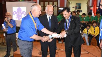 وزير الشباب يتقلد الوسام اليوناني "الفينكس الفضي" أرفع الأوسمة الكشفية اليونانية