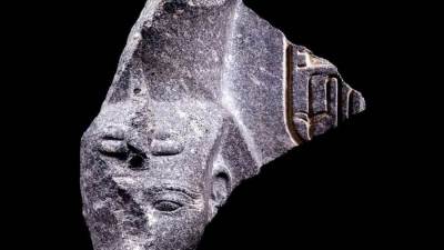 وصول رأس تمثال الملك رمسيس الثاني إلى أرض الوطن بعد استعادتها من سويسرا