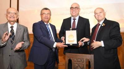 جمعية المهندسين المصرية تُكَرِّمُ الدكتور عاصم الجزار وزير الإسكان وتمنحه العضوية الفخرية