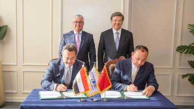 باستثمارات 297 مليون دولار..اقتصادية قناة السويس توقع عقد مشروع شين فينج الصينية بالسخنة