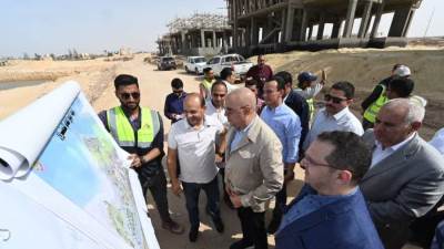 وزير الإسكان يتفقد الأعمال الجارى تنفيذها بمشروع مارينا 8 بمركز مارينا العلمين السياحي