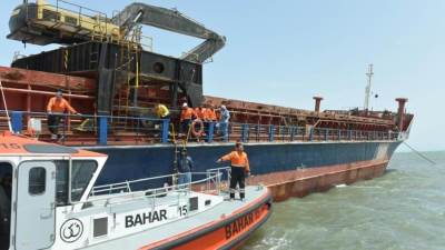 وحدات الإنقاذ بقناة السويس تنجح في إنقاذ سفينة وطاقمها من الغرق قبل عبورها للقناة 