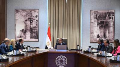 رئيس الوزراء يلتقي مسئولي شركة "كوفي كاب" لتصنيع الكابلات الكهربائية