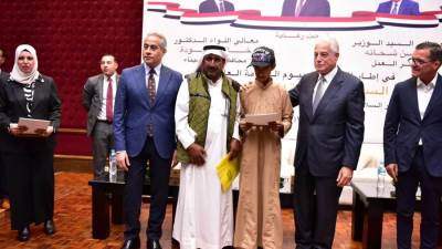 وزير العمل ومحافظ جنوب سيناء يُسلّمان عقود عمل لذوى همم