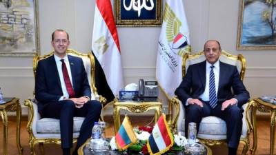 وزير الطيران يبحث مع وزير النقل والاتصالات بليتوانيا التعاون في مجال النقل الجوي