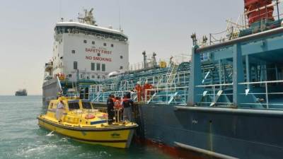 خدمة الإسعاف البحري بالقناة تستجيب لاستغاثة نقل مريض من إحدى السفن العابرة للقناة للعلاج بمستشفى الهيئة 