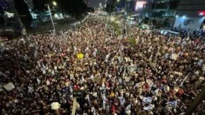 شرطة تل أبيب تعتقل زوجة أسير إسرائيلى خلال مظاهرات ضد نتنياهو