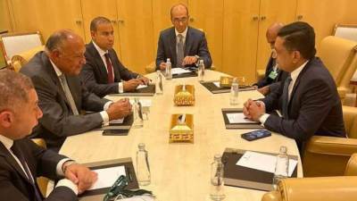 وزير الخارجية يلتقي مع نظيره السريلانكي على هامش المنتدى الاقتصادي العالمي