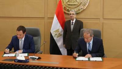 شاكر يشهد توقيع بروتوكول تعاون بين الشركة القابضة لكهرباء مصر وشركة شنايدر اليكتريك مصر