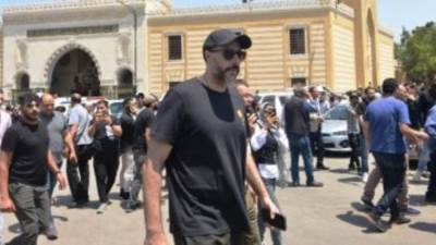 أحمد السعدني ومحمد محمود عبد العزيز في جنازة المخرج عصام الشماع