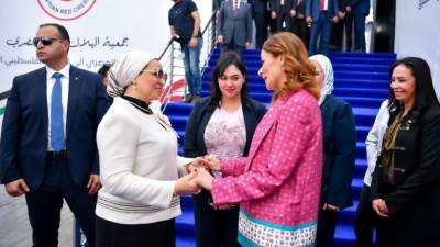 السيدة انتصار السيسى وحرم رئيس مجلس رئاسة البوسنة والهرسك تتفقدان غرفة عمليات الهلال الأحمر