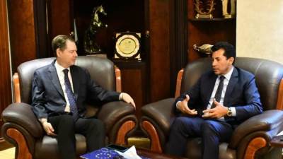 وزير الرياضة يبحث مع سفير اسبانيا سُبل إنهاء إجراءات سفر لاعبي المشروعات القومية