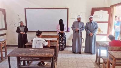 طلاب النقل الثانوى الأزهرى يؤدون امتحانات التفسير والفلسفة والأحياء اليوم