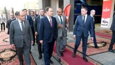 وزير الصناعة يرافق رئيس الوزراء البيلاروسى خلال جولة بالشركة الدولية للصناعات