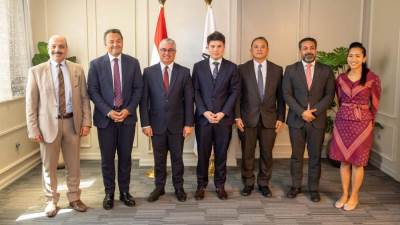 اقتصادية قناة السويس توقع عقد مصنع "هاي تك" للملابس الرياضية بالقنطرة