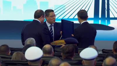 ممثل مجموعة هايير العالمية يهدى الرئيس السيسى هدية تذكارية