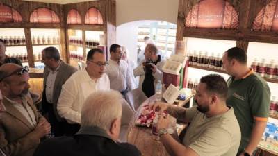 رئيس الوزراء يزور "واحة تجلي" ويتفقد اصطفاف أسطول المعدات والسيارات والأجهزة الفنية الخاصة بشركة النظافة