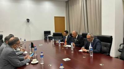 وزير الخارجية يلتقي مع نظيره البنجلاديشي علي هامش قمة المؤتمر الاسلامى