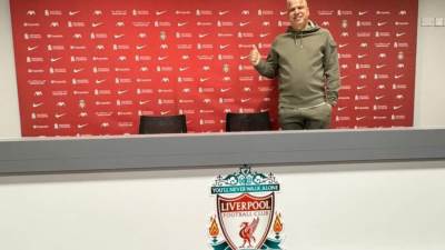 وائل جمعة يمازح متابعيه: "الحل لمشاكل دفاع ليفربول هذا الموسم"