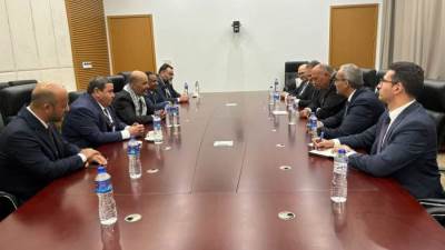 وزير الخارجية يلتقي مع نائب رئيس المجلس الرئاسي الليبي علي هامش قمة التعاون الإسلامي