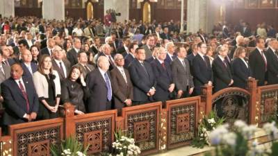 وزير التنمية المحلية يهنئ البابا تواضروس الثاني بعيد القيامة المجيد