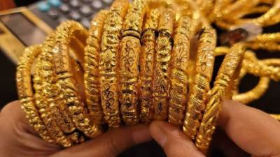 أسعار الذهب العالمية تتراجع 5.7% منذ القمة التاريخية للأوقية في أبريل الماضي