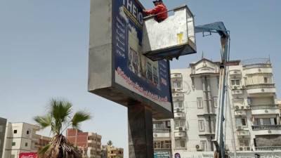 إزالة الإعلانات المخالفة في حملات بمدينتي دمياط الجديدة والعاشر من رمضان