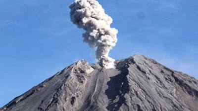 ثوران آخر لجبل سيميرو الإندونيسي وتحذيرات للسكان من الحمم البركانية