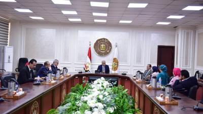 وزير العمل يستمع من مُمثلي "الإتصالات" لخطة عمل "منصة البنية المعلوماتيه لسوق العمل"