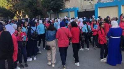 توافد طلاب الجيزة على المدارس لأداء امتحانات الفصل الدراسى الثانى