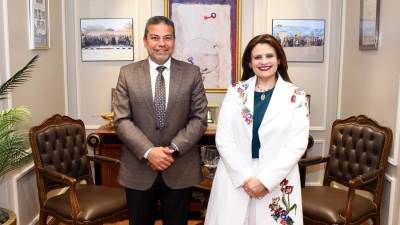 وزيرة الهجرة تستقبل أحد رموز الجالية المصرية بالكويت