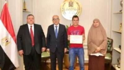 وزير التعليم يكرم طالبا بمدرسة فنية صمم جهازا لطهى الطعام بالطاقة الشمسية