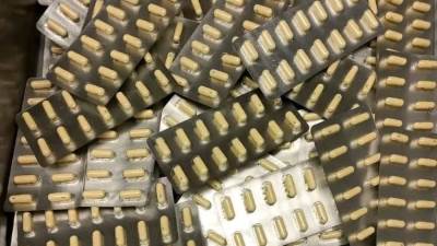 جمارك مطار الغردقة تحبط تهريب عدد من الأقراص المخدرة