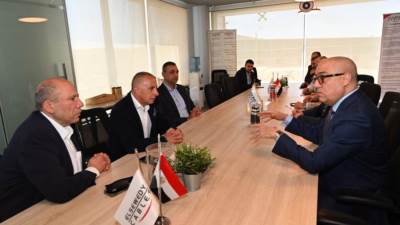 وزير الإسكان يلتقى مسئولى "السويدى إليكتريك" لمناقشة دور المستثمرين في تطوير المناطق الصناعية