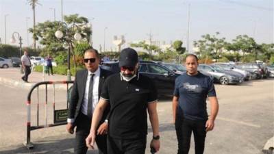 كريم عبد العزيز يرافق جثمان والدته قبل تشييع الجنازة من الرحمن الرحيم