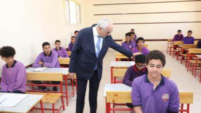 وزير التعليم يتابع امتحانات صفوف النقل للعام الدراسى بمدرسة مصطفى كامل الرسمية المتميزة