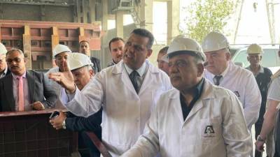وزير قطاع الأعمال ومحافظ قنا في جولة تفقدية لمصانع مجمع الألومنيوم بنجع حمادي