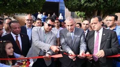 وزير الرياضة يفتتح ملعب الأكريليك وحمام سباحة بمركز شباب مدينة سوهاج