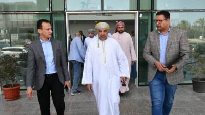 مساعد وزير الإسكان يصطحب وزير الإسكان العمانى والوفد المرافق له فى جولة بمدينة العلمين الجديدة