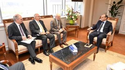 وزير التجارة والصناعة يبحث مع وفد شركة جنرال موتورز إيجيبت مشروعات الشركة الحالية