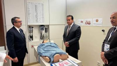 وزير الصحة يزور مستشفى «كليفلاند كلينك أبوظبي» ويشيد بالدمج بين الخدمات الطبية واستخدام التكنولوجياالمتطورة