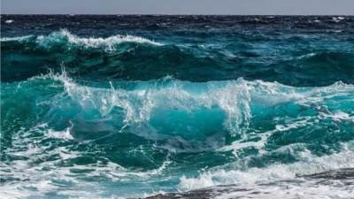 اضطراب الملاحة على خليج السويس والبحر الأحمر والأمواج ترتفع لـ4.5 متر