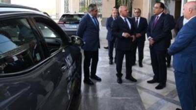 رئيس الوزراء يتفقد سيارات التاكسى أمام مقر المجلس بالعاصمة الإدارية