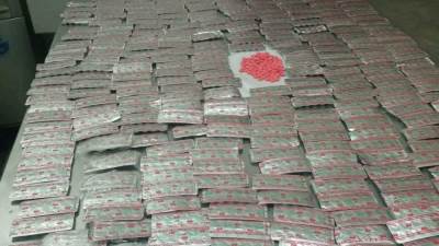 جمارك الطرود البريدية بقرية البضائع بمطار القاهرة تضبط محاولة تهريب كمية من أقراص الترامادول