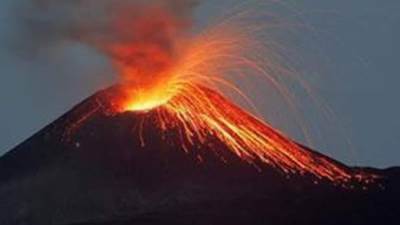 إجلاء مئات الأشخاص بالقرب من بركان "إيبو" في إندونيسيا