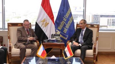 وزير الاتصالات يبحث مع سفير التشيك لدى مصر تعزيز التعاون فى عدة مجالات
