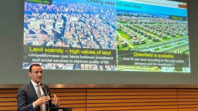 مساعد وزير الإسكان يعرض التجربة المصرية في إدارة الأراضي والعمران شاملة المدن الجديدة