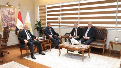 وزير التنمية المحلية يبحث مع محافظي القاهرة والقليوبية والجيزة مشروعات الخطة الاستثمارية ومنظومة المخلفات وتحسين الخدمات