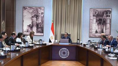 رئيس الوزراء يُتابع إجراءات وضع سقف للاستثمارات العامة